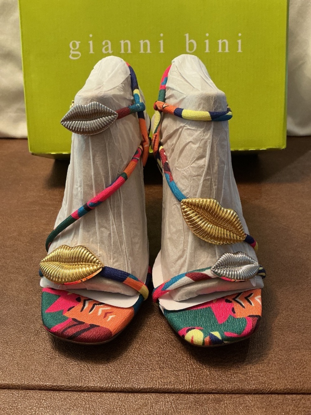 NWB Gianni Bini Carletta Printed Lip Ornament Sandals Sz 7M designer shoes